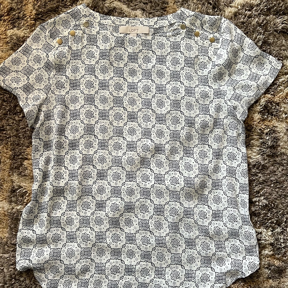Printed short sleeve LOFT blouse.